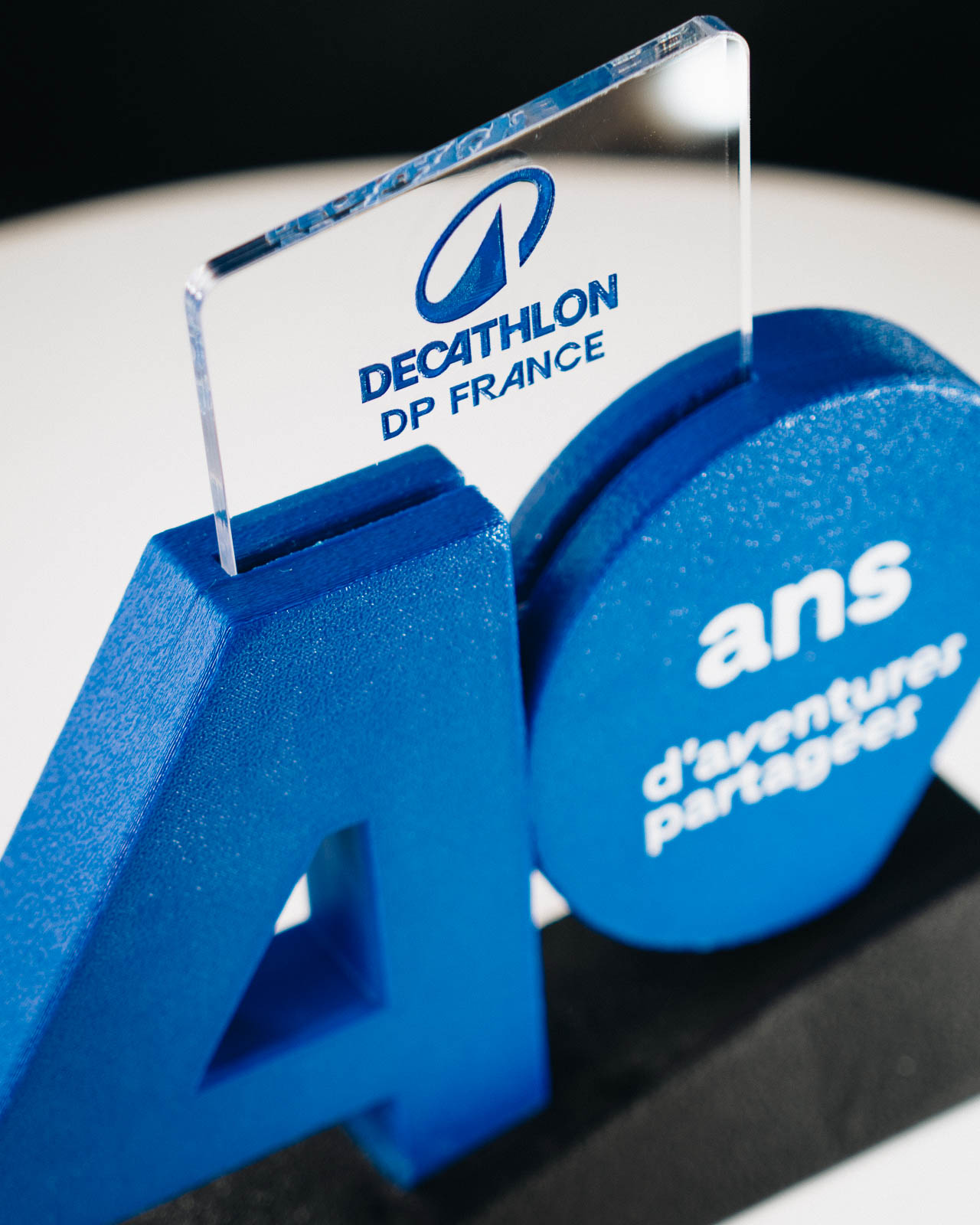 Trophée sur-mesure 40 ans Decathlon fabriqué en France par DAGOMA