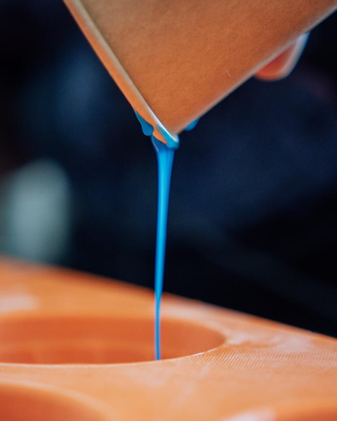 Coulage à la main du silicone alimentaire pour fabriquer des moules de pâtisserie sur-mesure