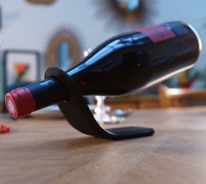 Support à vin élégant avec bouteille de vin suspendue.