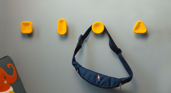 Patères jaunes géométriques en formes variées.