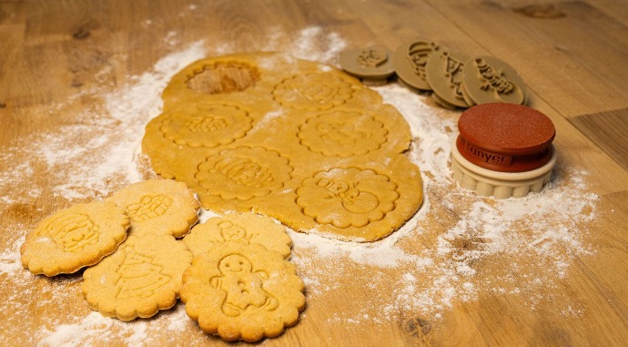 Emporte-pièces pour biscuits avec motifs festifs en relief