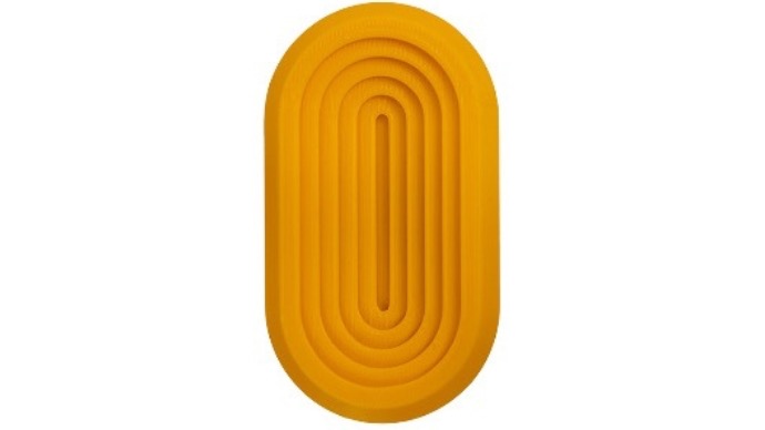 Patère murale jaune en forme ovale avec relief linéaire.