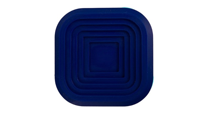 Patère carrée bleue avec relief en escalier.