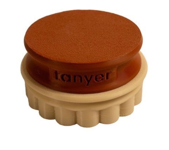 Emporte-pièce rond personnalisé avec inscription 'Tanyer' en relief.