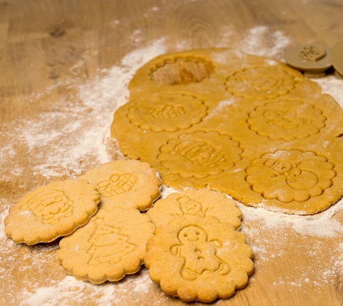 Biscuits festifs en forme de flocons avec motifs de Noël embossés.